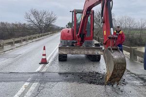 Αντικατάσταση παλαιών αρμών στη γέφυρα του Αξιού