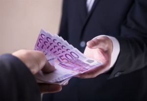 Ερχεται βροχή προστίμων για υποθέσεις διαφθοράς