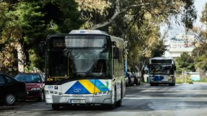 Έδειραν οδηγό λεωφορείου στη Βάρκιζα - Διακομίστηκε στο Τζάνειο