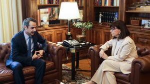 Μητσοτάκης σε Σακελλαροπούλου: Αποδέσμευση της οικονομίας και της κοινωνίας από τον κλοιό των μέτρων