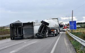 Θεσσαλονίκη: Ανατροπή νταλίκας στην Παλαιά Εθνική Οδό προς Καβάλα, χωρίς τραυματισμό