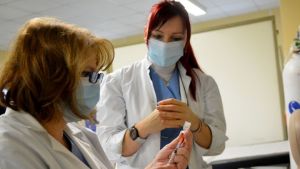 Από το νοσοκομείο ΑΧΕΠΑ ξεκίνησαν οι εμβολιασμοί υγειονομικών κατά της Covid-19