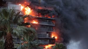 Ισπανία: Τουλάχιστον 13 τραυματίες από μεγάλη πυρκαγιά σε συγκρότημα κατοικιών στη Βαλένθια