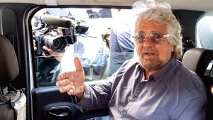 Ιταλία: Νέες συμμαχίες και αλλαγές για τα Πέντε Αστέρια χωρίς τον Μπέπε Γκρίλο