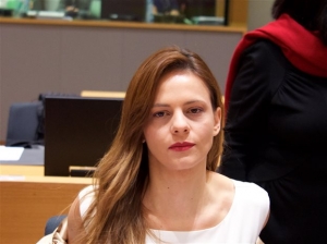 Αχτσιόγλου: Σταθερή μείωση της ανεργίας στην Ελλάδα