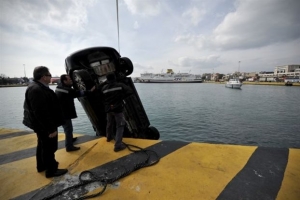 Αυτοκίνητο έπεσε στη θάλασσα στο λιμάνι της Ραφήνας