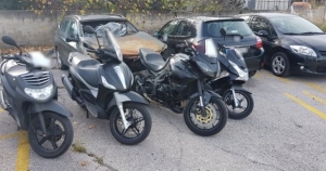 Εξαρθρώθηκε σπείρα που έκλεβε αυτοκίνητα στην Αττική
