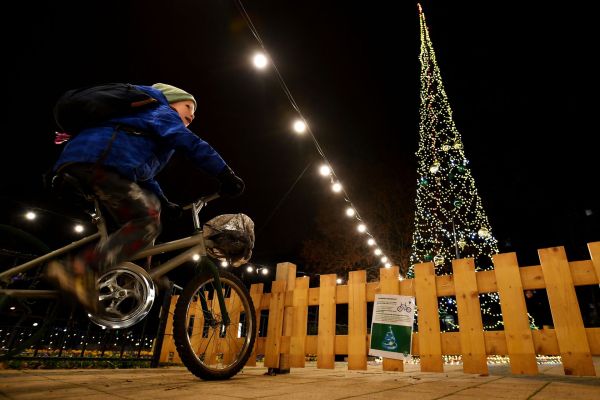Βουδαπέστη: Πολίτες κάνουν ποδήλατο για να φωτίσουν το χριστουγεννιάτικο δέντρο