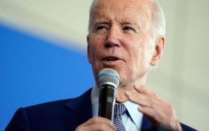 Μπάιντεν: Δικαιολογημένη απόφαση το ένταλμα σύλληψης του Πούτιν