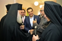Τσίπρας: Συναντήθηκε με Ιερώνυμο και έπαιξε μπάλα με μαθητές