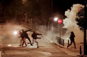 Επιθέσεις με μολότοφ σε διμοιρία των ΜΑΤ στο Πολυτεχνείο