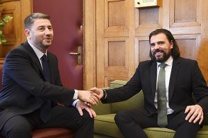 Πέτρος Παππάς: ΠΑΣΟΚ με τη βούλα. Συνάντηση με Ανδρουλάκη: «Πρόεδρε, καλώς ανταμώσαμε και καλούς μας αγώνες»