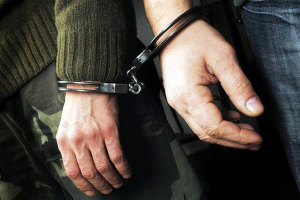 Έψαχναν λύρες στο προαύλιο της εκκλησίας αλλά τους βρήκαν οι χειροπέδες!