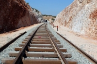 Η κυβέρνηση στις ράγες του σιδηροδρόμου