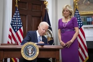 Μπάιντεν για μακελειό στο Σικάγο: «Δεν πρόκειται να εγκαταλείψω την καταπολέμηση της επιδημίας της ένοπλης βίας»