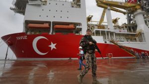 Προς την κυπριακή ΑΟΖ συνοδεία φρεγάτας πλέει το Γιαβούζ