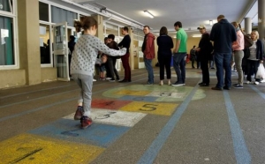 Οι Γάλλοι υποψήφιοι και το κρασί τους με φόντο το τραγούδι της Κάρλα