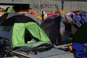 Πάνω από 1.000 παραμένουν στον Πειραιά