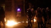Θεσσαλονίκη: Επίθεση κουκουλοφόρων σε διμοιρία των ΜΑΤ έξω από το τουρκικό προξενείο