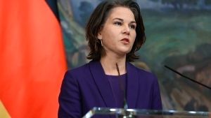 Η υπουργός Εξωτερικών της Γερμανίας καταδεικνύει τις καθυστερήσεις του Πούτιν κατά την επίσκεψή της στο Κίεβο