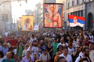 Σερβία: Αντιδράσεις για το EuroPride – Χιλιάδες στους δρόμους του Βελιγραδίου με σταυρούς και εικόνες (pics &amp; vids)