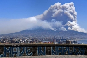 Κρανίου τόπος πευκοδάσος κάτω από τον Βεζούβιο, φωτιές και στη Σικελία
