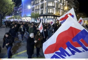 Συμβολική κατάληψη του ΠΑΜΕ στο υπ.Μακεδονίας - Θράκης