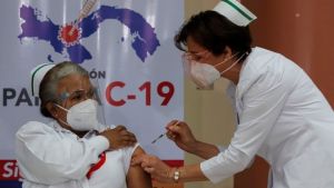 Παναμάς: Νοσηλεύτρια σε ΜΕΘ η 1η που εμβολιάστηκε για τον νέο κορονοϊό