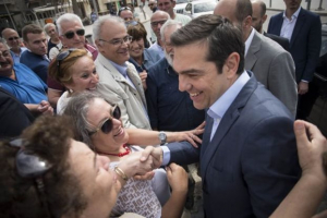 Οι σπαρταριστοί διάλογοι του Τσίπρα με κατοίκους της Λήμνου