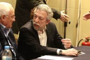 Συνάντηση Κοντονή - Ουτσάρ με φόντο τους τούρκους αξιωματικούς