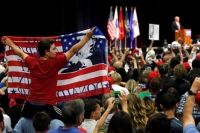 Μαρκ Πέτερσον: «Ο Τραμπ διώχνει πολλούς Ρεπουμπλικανούς ψηφοφόρους»