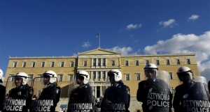 Με πολιτική περιβολή, πλέον, η αστυνομική φρουρά της Βουλής