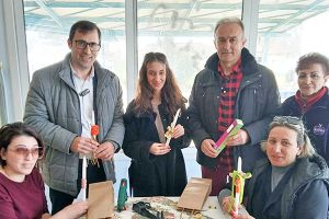 Χειροποίητες πασχαλινές λαμπάδες έφτιαξαν οι ωφελούμενες του ‘’Βοήθεια στο Σπίτι’’ Χέρσου