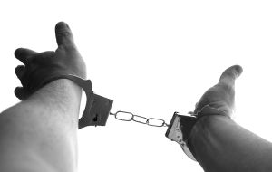 Θεσσαλονίκη: Χειροπέδες σε δύο ανήλικους – Φωτογράφισαν ηλικιωμένους με την εγγονή τους