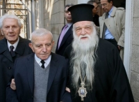 Διήμερο πένθος κήρυξε ο Αμβρόσιος για το σύμφωνο συμβίωσης