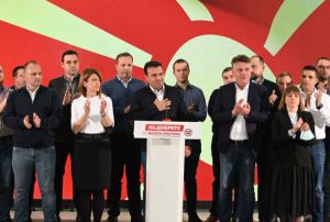 Ζόραν Ζάεφ: Αναβάλει επ’ αόριστον την παραίτησή του