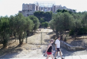 Υπογραφή Βερναρδάκη για 1.314 προσλήψεις φυλάκων και καθαριστών