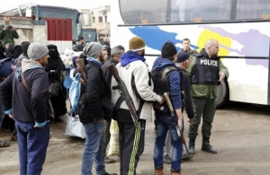 Συρία: Αντάρτες και οι οικογένειές τους αποχωρουν από συνοικία της Χομς