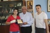 Τιμητική πλακέτα στην πρωταθλήτρια Kick Boxing Άννα Τσομπάνη