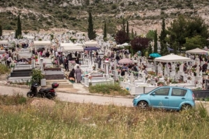 Μακάβρια διαμάχη για το άναμμα καντηλιών στο νεκροταφείο Σχιστού