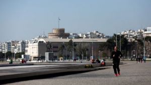 Θεσσαλονίκη: Drone πετάει πάνω από την παραλία και καλεί τους πολίτες να μείνουν σπίτι (pic+vid)