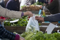 Πάγκοι με προϊόντα από τους παραγωγούς έξω από το Υπ. Εργασίας