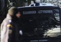 Μπαράζ επιθέσεων σε διμοιρίες των ΜΑΤ στα Εξάρχεια