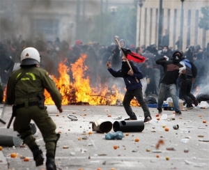 Αντιεξουσιαστές ανάρτησαν πανό στον ΣΕΒ