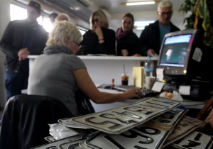 Πινακίδες για λίγους μήνες έναντι ποσοστού των τελών μελετά το ΥΠΟΙΚ