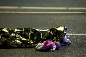 Άψυχο σώμα και πλάι του μια κούκλα, η Νίκαια σε μια φωτογραφία