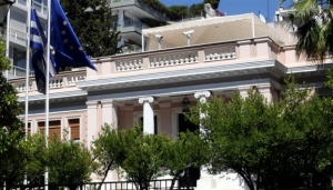 Αντεπίθεση της κυβέρνησης με το βλέμμα στις πρώτες φθινοπωρινές δημοσκοπήσεις