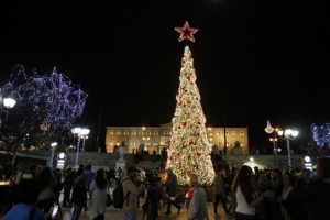 Αναψαν τα χριστουγεννιάτικα φώτα στην πλατεία Συντάγματος