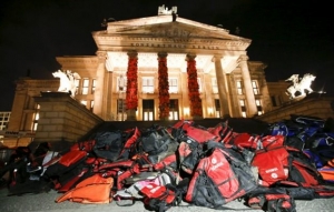 Ο Αϊ Γουέιγουεϊ δένει σωσίβια από τη Λέσβο στο Konzerthaus του Βερολίνου