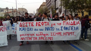 Ενταση στο αντιπολεμικό συλλαλητήριο - Προσπάθησαν να κατεβάσουν το άγαλμα του Τρούμαν